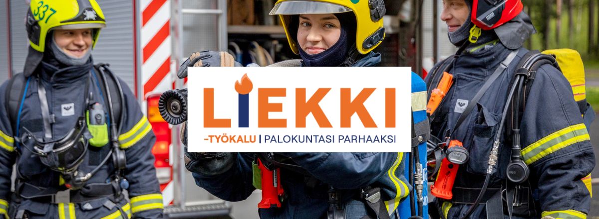 Liekki-työkalun logo ja taustalla palokuntalaisia varusteet päällä